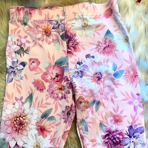 Floral spring leggings size 4-5. Like new condition. White with pastel colors.*1